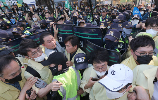 17일 오전 대구 중구 대중교통전용지구에서 열린 대구퀴어문화축제 행정대집행 현장이 경찰과 공무원간의 충돌로 혼잡한 모습을 보이고 있다.  연합뉴스